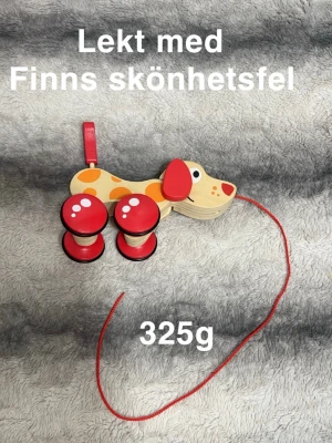 Dragleksak - Lekt med. Finns skönhetsfel exempelvis skav. Inget som påverkar funktionen.