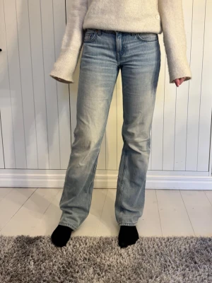 Weekday Low Straight Jeans - Säljer ett par ljusblå Weekday Arrow Low Straight Jeans. Jeansen har låg midja och raka ben. Säljer då de är för stora. Storlek w26 L34