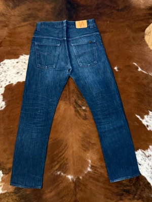 Dry Nudie EvenSteven - Tjena! Säljer dessa riktigt feta Nudie jeans, passformen är straight/slim och är i storlek W32/L34, hör av dig vid funderingar!🙌