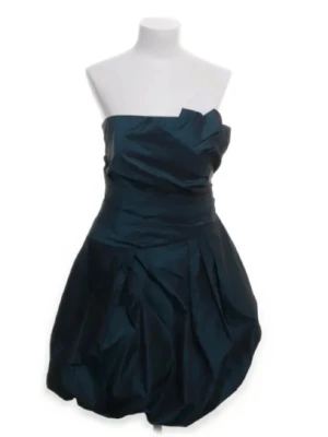 Marinblå axelbandslös kort klänning - Snygg smaragdgrön axelbandslös kort klänning med voluminös kjol och draperad överdel. Ballongformad nederdel ger en cool och unik siluett. Perfekt för dig som vill sticka ut med en elegant och modern look, funkar perfekt till nyårsafton.