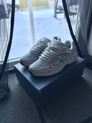 Sneakers - Tjena, säljer dessa då jag inte använder de. En av de skönaste skorna jag ägt och riktigt feta. Låda tillkommer. Skriv för mer info och om ni har frågoe!