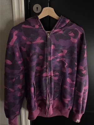 Lila BAPE hoodie  - Säljer nu min lila bape hoodie för den kommer inte till användning tar bara plats. Storlek s-m. 