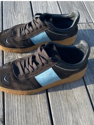 Valentino upvillage  - Säljer ett par valentino upvillage i färgen grå/ljus blå. Skorna är i väldigt bra skick 8/10 inga skador osv bara tecken på användning, storlek 42 sitter true to size. Box och dustbag ingår, nypris runt 6000.