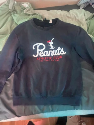 HM tröja  - Skön hm tröja med ett snyggt baseball loga på