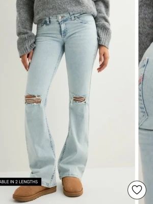 Ljusblå bootcut jeans med hål - Ljusblåa jeans från Nelly med hål på knäna och modellen ”low waist perfect bootcut jeans” i storlek 34