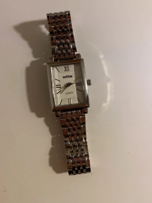 Klocka - Inte äkta silver, behöver sättas i batteri.