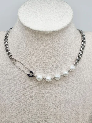 Handgjort halsband  - Unikt halsband. Material-rostfritt stål.  Liknande Maria Nilsdotters smycke. 