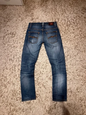 Nudie jeans thinn finn slim fit herr - Nudie jeans modell thinn finn. Slim fit med en riktigt fet fade och snygga honecombs samt slitningar. Mycket bra skick, inga märkvärdiga defekter. Storlek w32 L32. Postas samma dag slm köp eller dagen därpå🙌💯