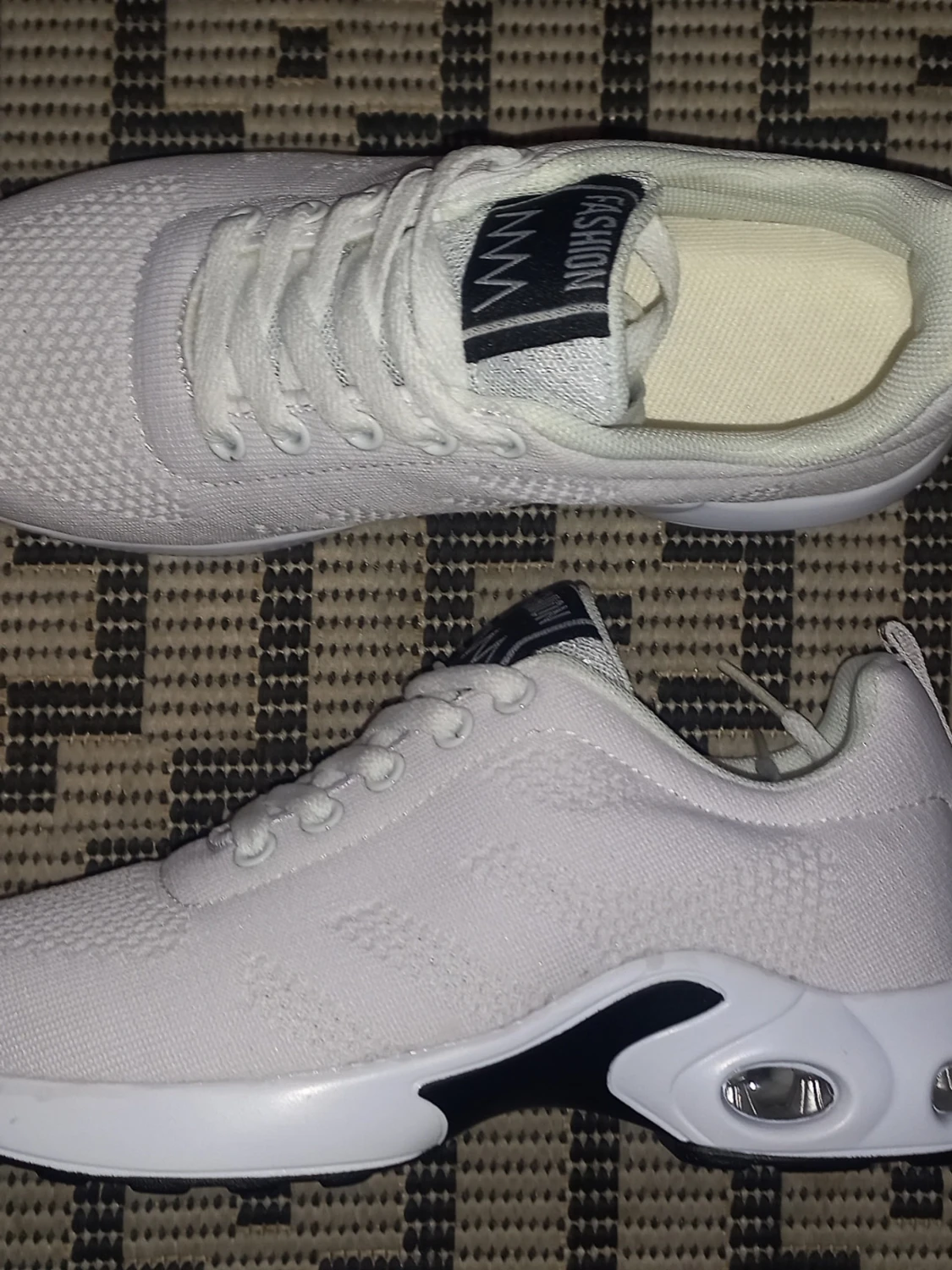 Helt nya vita sneakers stl 35 med superbekväm anti-halk sula och andningsbart material - 1