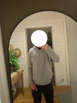 Merinoull hoode från gardegrish  - Säljer denna feta tröjan från gardegrish som har 1 hål vid båda armhålor annars är allt bra. Köpte för 900 men priset är inte mycket för hål och va inte rädda för frågor! Jag är 170. Snabb affär är också bättre pris 