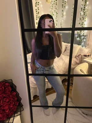 Ljusblå bootcut jeans - Säljer ett par ljusblå jeans med bootcut passform och klassisk femficksdesign. Jeansen har låg midja och är tillverkade i mjukt denimtyg. Perfekta för dig som gillar en avslappnad och trendig look.