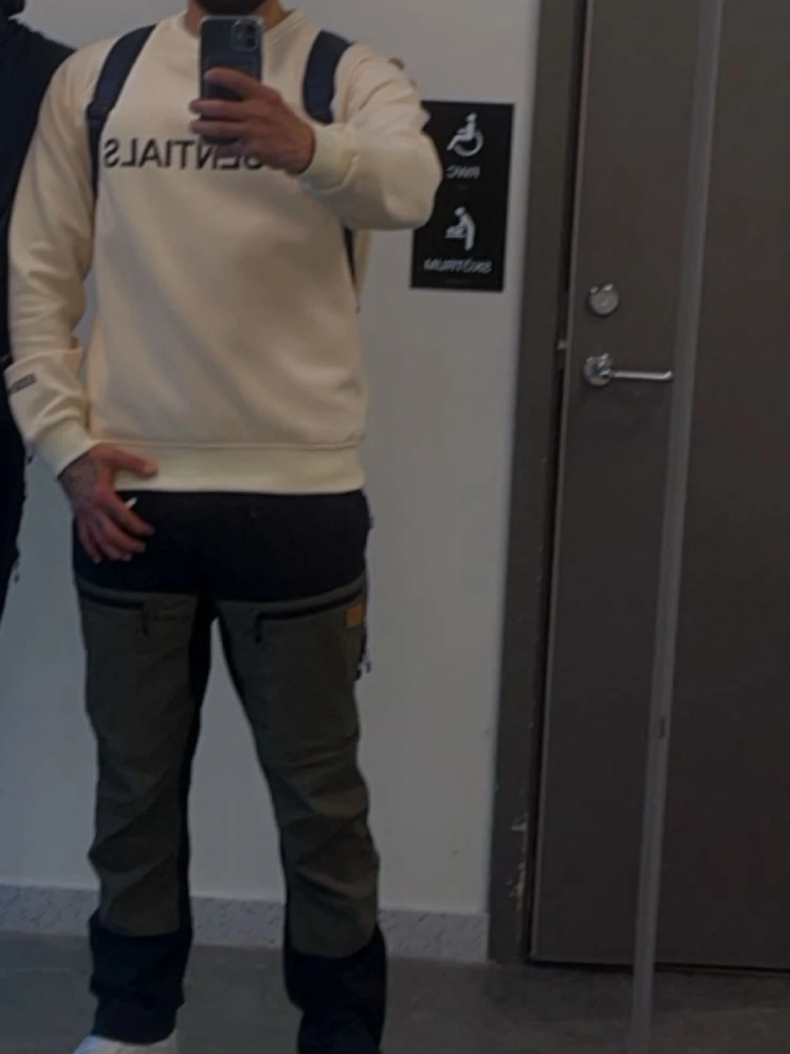 Beige Essentials sweatshirt i medium - 4