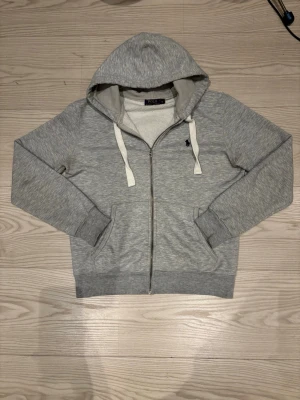 Polo Ralph Lauren  - En riktigt fin Ralph Lauren tröja, perfekt till denna vinter | Nypris: 2499 kr | Skick: 9,5/10 | Använd bara ett par gånger | Självklart äkta ✅ | Inga defekter | Storlek: M | Hör av er vid minsta fundering!