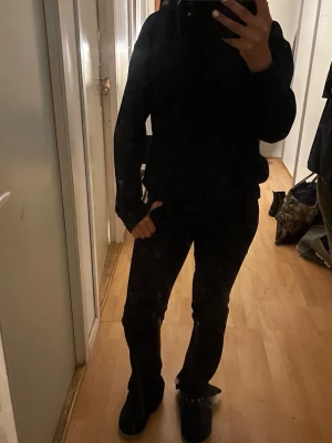 Säljer en svart hoodie - Den är snygg och passar till allt möjligt 