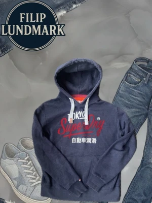 2000s Vintage SuperDry Hoodie (Sällsynt!) - Säljer nu denna sjukt snygga vintage SuperDry hoodie🤩 Väldigt sällsynt då den inte sålts i affär på flera år och detta skick för ett bättre pris går inte att hitta!😊 Storlek XL men passar L🙌 Skriv vid funderingar 📲