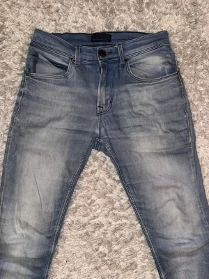 Jeans - | Skick: 8/10 | Färg: Blå | Vad inkluderas: Jeansen | Retsil pris: 599kr |