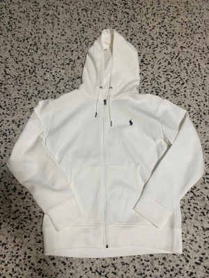 Polo Ralph Lauren  - Säljer en fin hoodie, har storlek M, den är helt oanvänd helt ny. Priset kan diskuteras via DM.