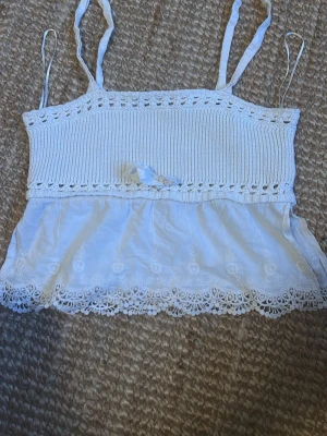 Söt sommar topp från Zara  - Söt topp med volanger nere till och stickat uppe till 