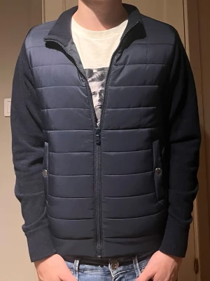 Cardigan - Lägger ut den här igen för det är fri frakt på varor som läggs ut idag! Så kolla beskrivning på andra varan!