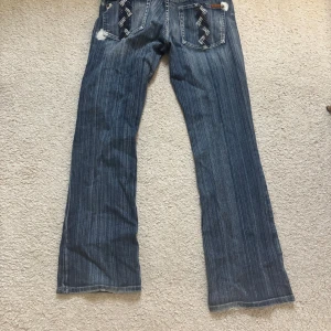 Mörkblåa bootcut jeans  - Supersnygga bootcut jeans med detaljer på fickorna 💕