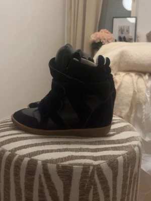 Isabel marant - Svarta isabel marant i jätte fint skick. köpta fårn vinted innan o använda av mig typ 2 ggr. skriv för fler bilder och pris kan diskuteras!!