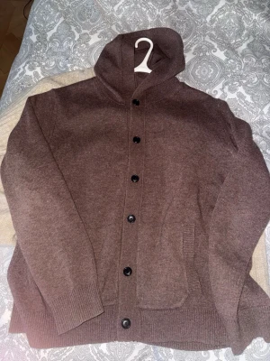 Brun stickad kofta med huva - Brun
