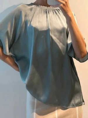 Wera blus, strl M - I bra skick men har lite fläckar på framsidan. Turkos färg.