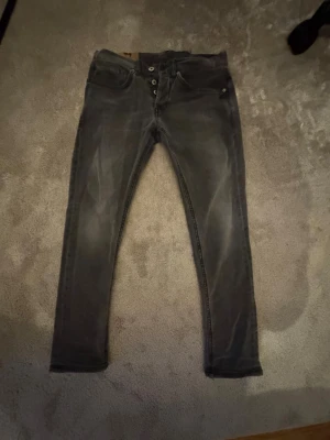 Dondup George  - Otroligt snygga svart/gråa Dondup jeans   Modellen: George                                     Strolek: W30   165-175 cm