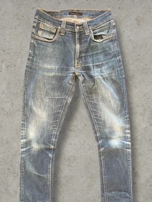 *DRY* Nudie Jeans  - Säljer ett par Dry Nudie jeans med sköna fades✔️Står storlek W29 L32 men uppsydda så dom passar mer som W29 L30✔️han på bilden är cirka 171 cm✔️ett lagat hål i en av framfickorna✔️skriv för övriga frågor✅✅