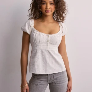 Nelly topp  - Så fin topp från Nelly den är använd fåtal gånger. Jag säljer den då den är förstor, kom privat för fler frågor eller bilder❤️❤️ (priset diskuteras vid snabb affär)