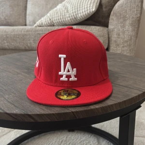 Säljer new era keps  - Bilderna visar en röd LA-keps från New Era, inte en väst. Ingen information om väst kan ges.