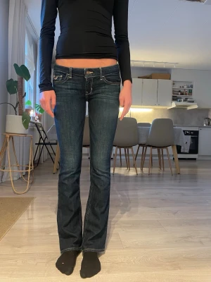 Ett par Mörkblå  low waist bootcut jeans från Hollister - Snygga mörkblå jeans från Hollister med bootcut-snitt och låg midja. Letar man efter low waist har man kommit rätt ✅. Pris kan diskuteras och det är bara att höra av sig om man har några frågor 💕💥