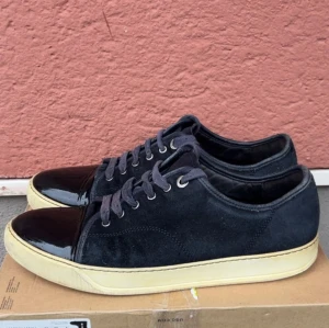 Lanvin captoe - Snygga mörkblå Lanvin captoes sneakers i storlek 45, uk 10. De är I mycket bra skick. Endast skor följer med. Hör av dig vid frågor!