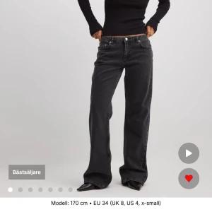 Mörkgrå low waist jeans - Snygga mörkgrå jeans med låg midja och raka ben. Materialet är jeans och färgen är mörkgrå, perfekt för dig som gillar en avslappnad stil. NY MED PRISLAPP