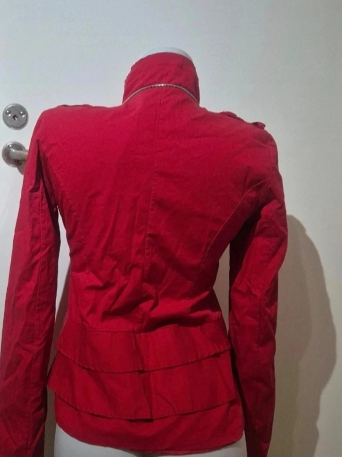 Röd rock med knappar och hög krage - 2