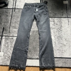 Flared jeans - Vill bli av med dom, för långa för mig 