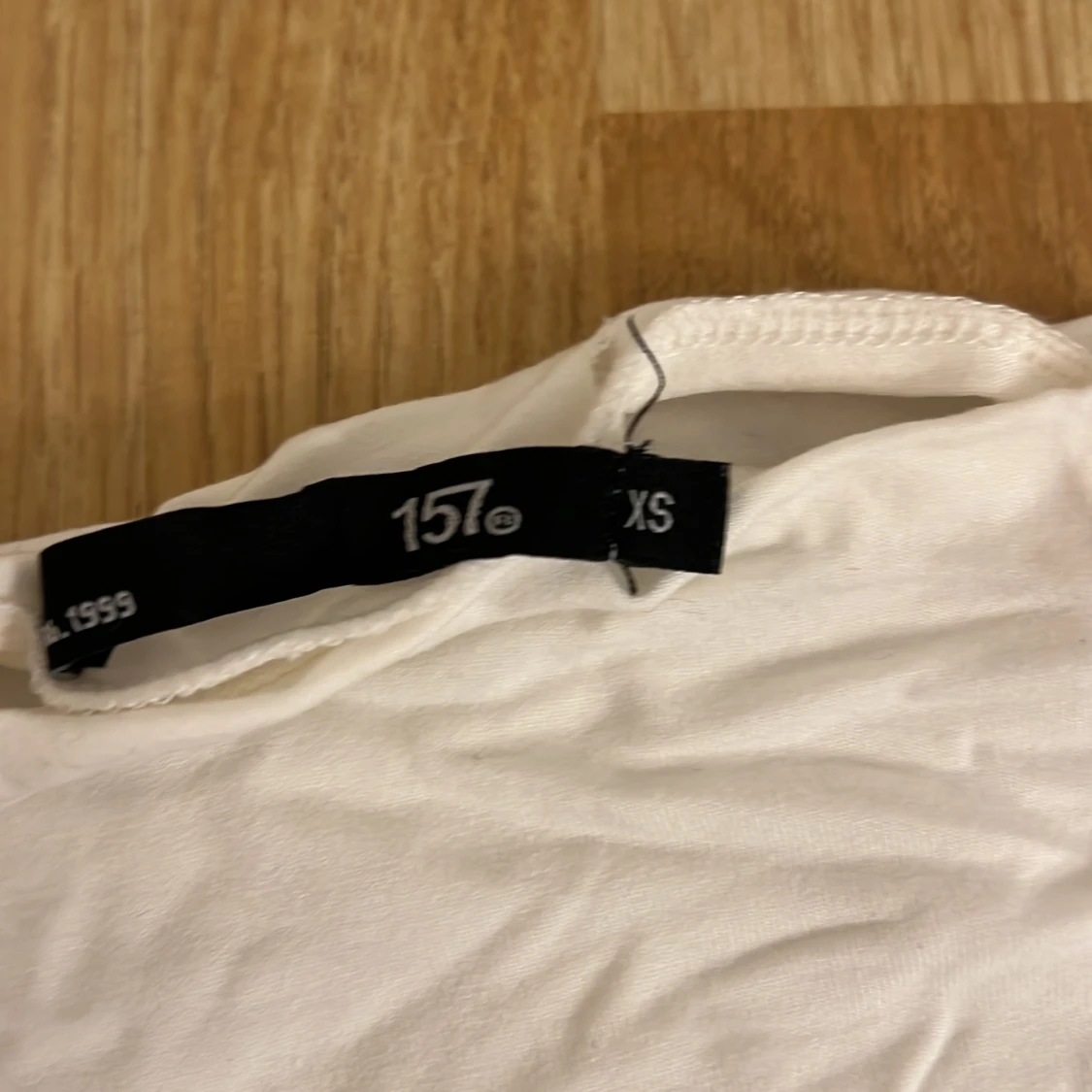 Vit kortklänning med rynkade detaljer - 4