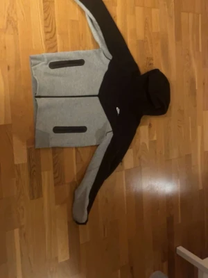 Nike tech  - Säljer en Nike Tech hoodie i mycket fint skick. En tidlös och trendig hoodie som passar perfekt både till vardag, skola och fritid. Tillverkad i det populära Tech Fleece-materialet som ger en lätt men varm känsla med en modern, clean look.  ✔ Bekväm och stilren passform ✔ Hög kvalitet – håller värmen utan att kännas tung ✔ Perfekt för alla säsonger ✔ Äkta Nike – inga kopior  Använd sparsamt och väl omhändertagen. En hoodie som alltid är eftertraktad och aldrig går ur stil. Först till kvarn!📦 
