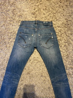 Dondup jeans slim fit herr med slitningar ljusblåa  - Dondup jeans i  slim fit. Fet wash med sköna slitningar. Storlek 31 på lappen mer som 30. Mycket bra skick nästan nya. Nypris 3500kr, postas samma dag som köper eller dagen därpå🙌💯