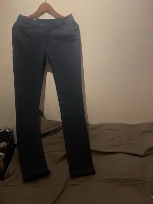 Mörkblå kostymbyxor från Dressmann - Helt nya blåa kostym byxor från dressman, säljer dem pågrund av att fick dem i julklapp men var för små 