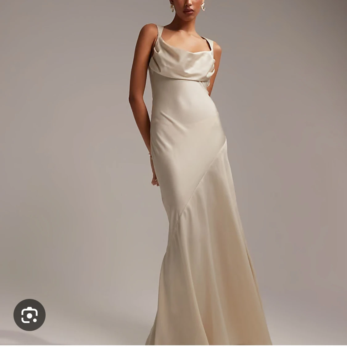 Champagnefärgad balklänning - 1