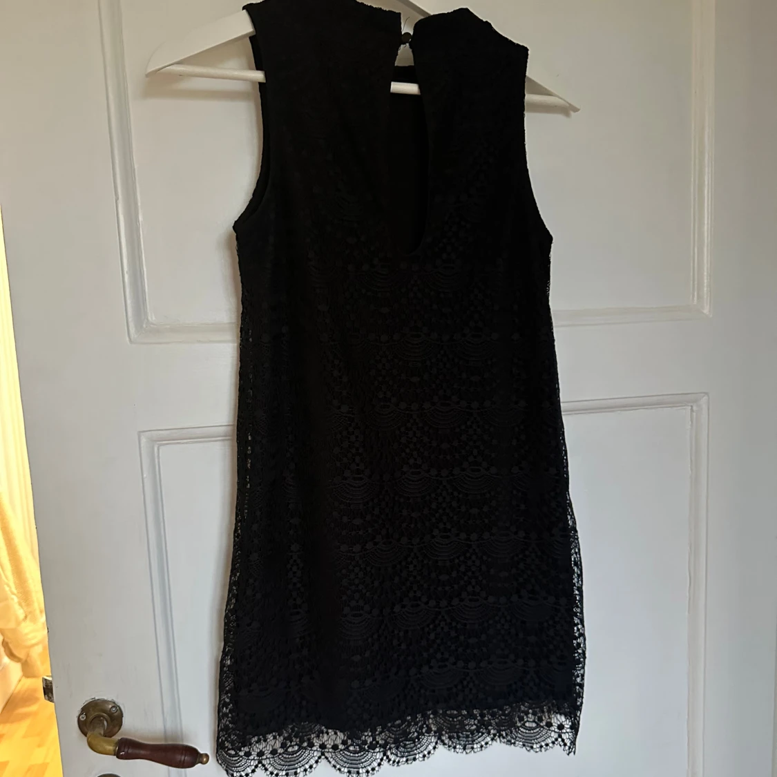 Svart spetsklänning från Gina Tricot