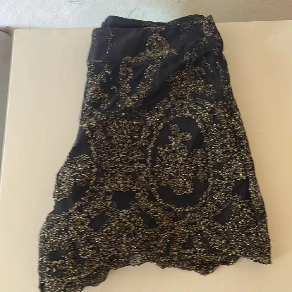 Svarta shorts med guldpaljetter - 2