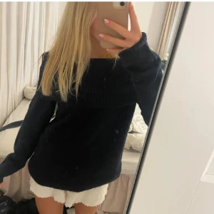 Stickad offshoulder tröja mörkblå - Jätte fin mörkblå stickad off shoulder tröja från Gina Tricot. Tröjan är endast använt ett par gånger och känns som ny. Perfekt mysig tröja till hösten och vintern. Är i barn 170 men skulle verkligen säga att den passar dam xs/s då det är det jag brukar ha och den passar på mig. Har tyvärr klippt bort lappen men har för mig att det var ull blandning.