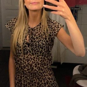 Leopardmönstrad blus - Super snygg och unik blus, är lite osäker på ifall den ska säljas. Vill kolla intresse!