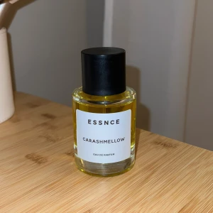 ESSNCE Carashmellow Eau de Parfum - Carashmellow parfym från ESSNCE. Använd fåtal gånger, nästintill fullflaska   TOPPNOTER Karamell Mjölk  HJÄRTNOTER Kumarin Honung  BASNOTER Vanilj Vit mysk