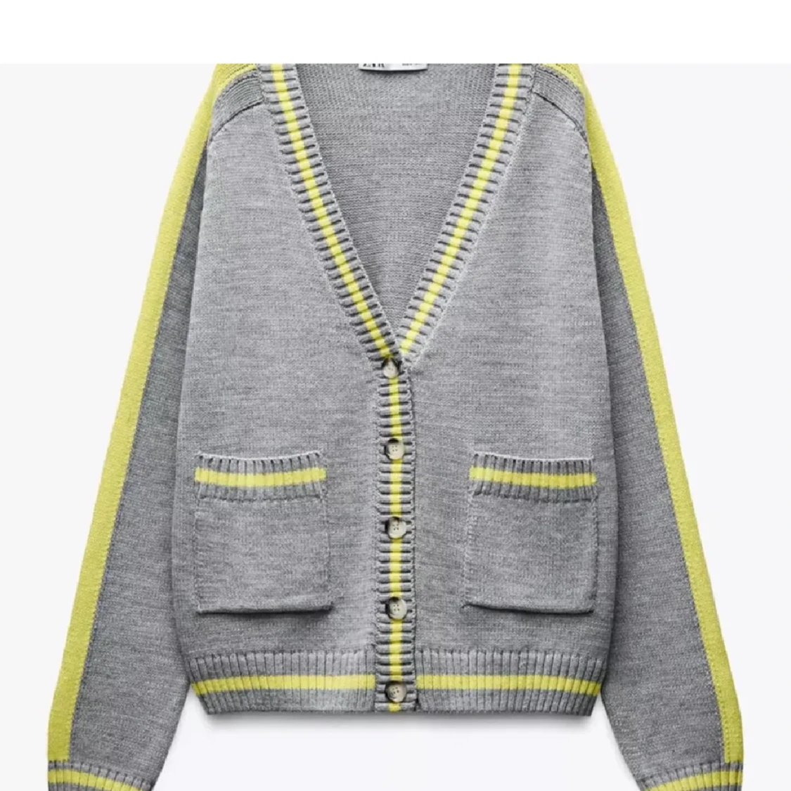 Grå kofta med gula ränder
