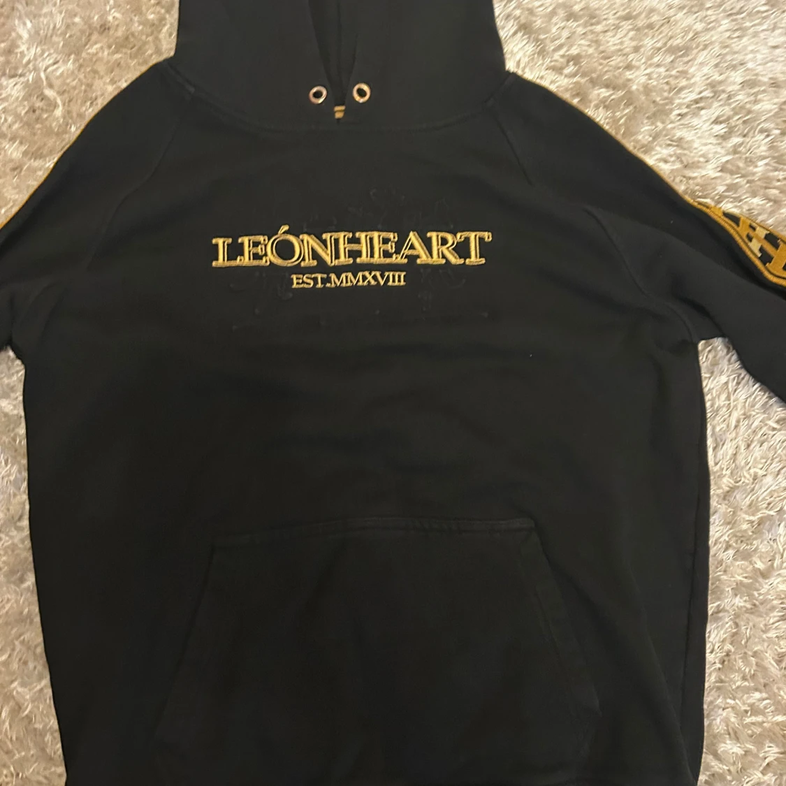 Svart hoodie från Léonheart med guldtryck - 1