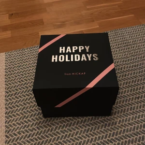Hickap julkalender 2025 - Säljer en lyxig adventskalender från Hickap som innehåller 30 full size produkter. Bland annat 11 limited editions. Det totala värdet är 6020 kr. Kalendern är slutsåld och finns inte att köpa mer. Jag säljer då jag råkade köpa två stycken.