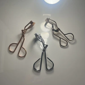 Tre ögonfransböjare - Säljer tre stilrena ögonfransböjare i metall, en i roséguld, en i silver och en i guld. 